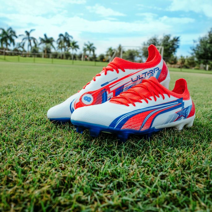 Puma På Tilbud X Christian Pulisic Ultra Ultimate Fg-ag Fotballsko Hvit-flammende Blå-solblås