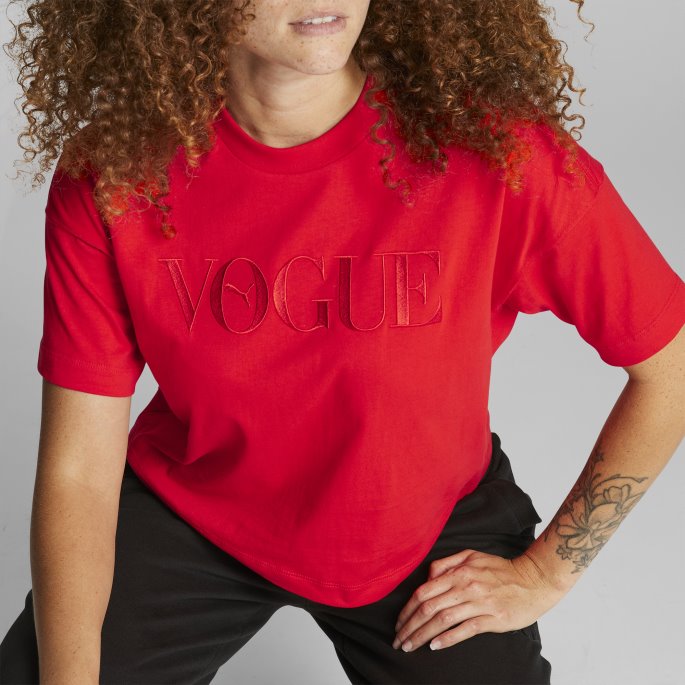 Puma På Tilbud X Vogue Grafisk T-skjorte For Kvinner Ildrød