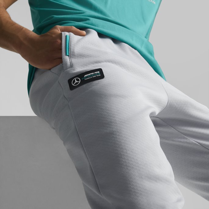 Mercedes-amg Petronas Motorsport Formula One Joggebukser For Menn Puma På Salg Mercedes Team Sølv