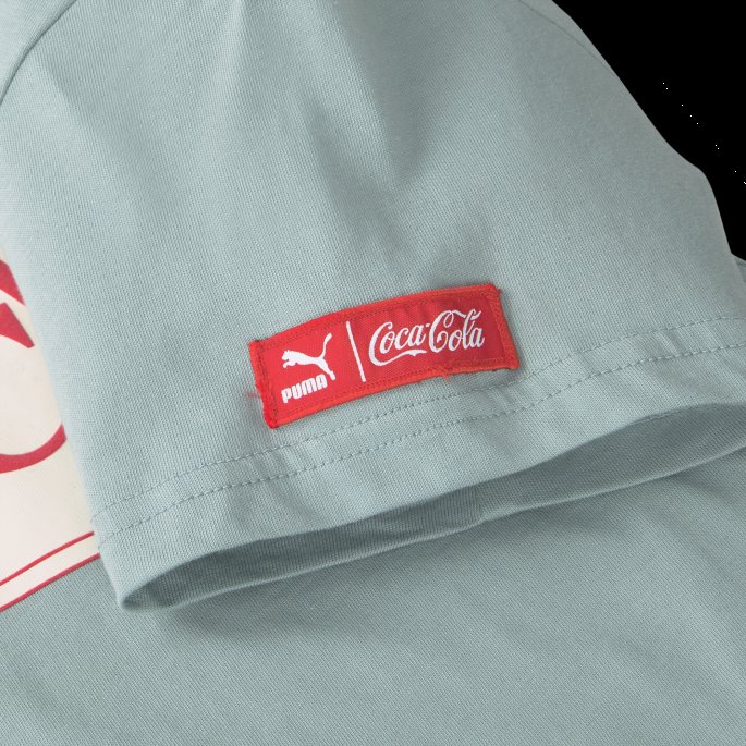 Puma På Tilbud X Coca-cola Grafisk Tee Skifer For Kvinner
